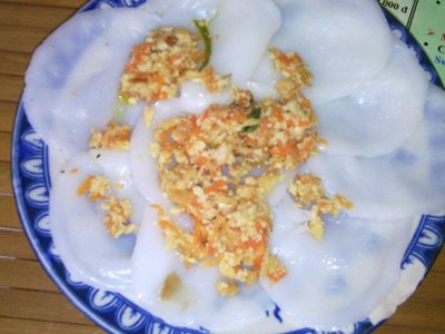 Đĩa bánh bột gạo mỏng phủ nhân chay màu cam tại Quán chay Thanh Liễu, Huế