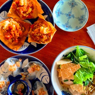Hoành thánh chiên, bánh bao bánh vạc và cao lầu tại quán Chips 'N' Fish 'N' Stuff, Hội An
