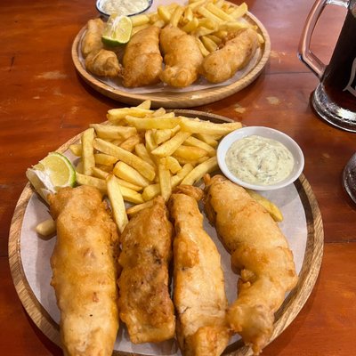 Phần fish and chips với khoai tây chiên và sốt mayonnaise tại quán Chips 'N' Fish 'N' Stuff, Hội An
