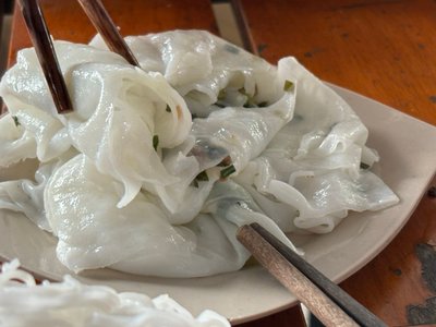 Đĩa bánh ướt mỏng rắc hành lá tại Quan Hue Thuong, Phú Quốc