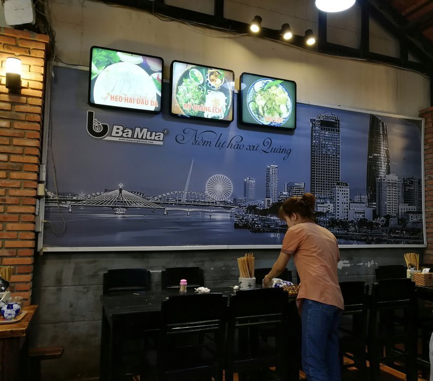 Khu quầy phục vụ bên trong Quán Mì Quảng Bà Mua.