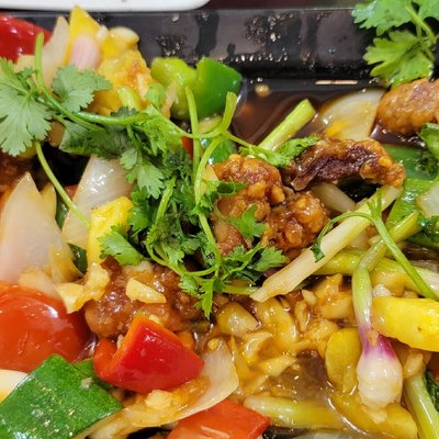 Đĩa thịt xào chua ngọt với ớt chuông, cà chua và ngò ở nhà hàng Quyên Quyên Buôn Ma Thuột