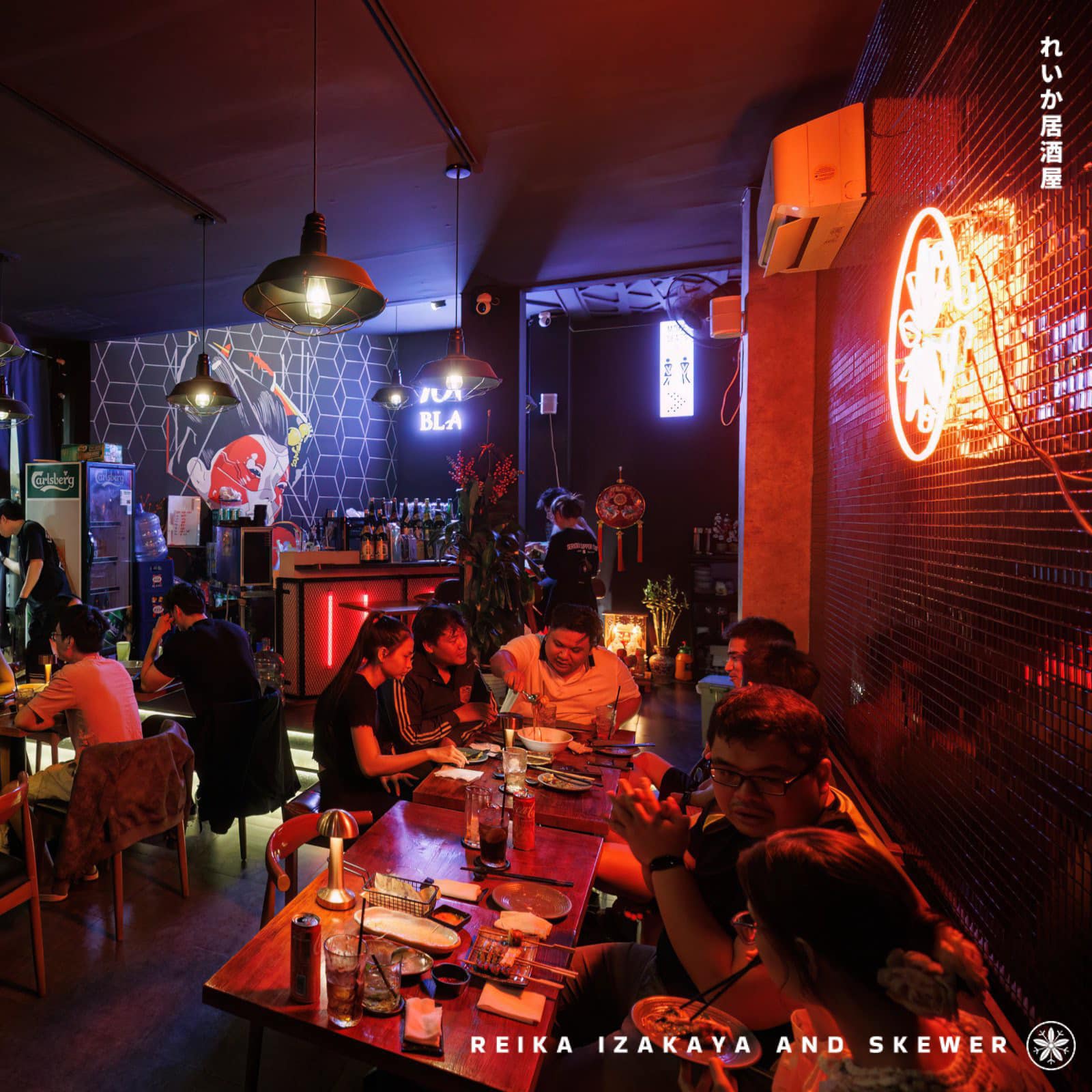 Không gian bàn ghế và khu phục vụ tại Reika Izakaya and Skewer