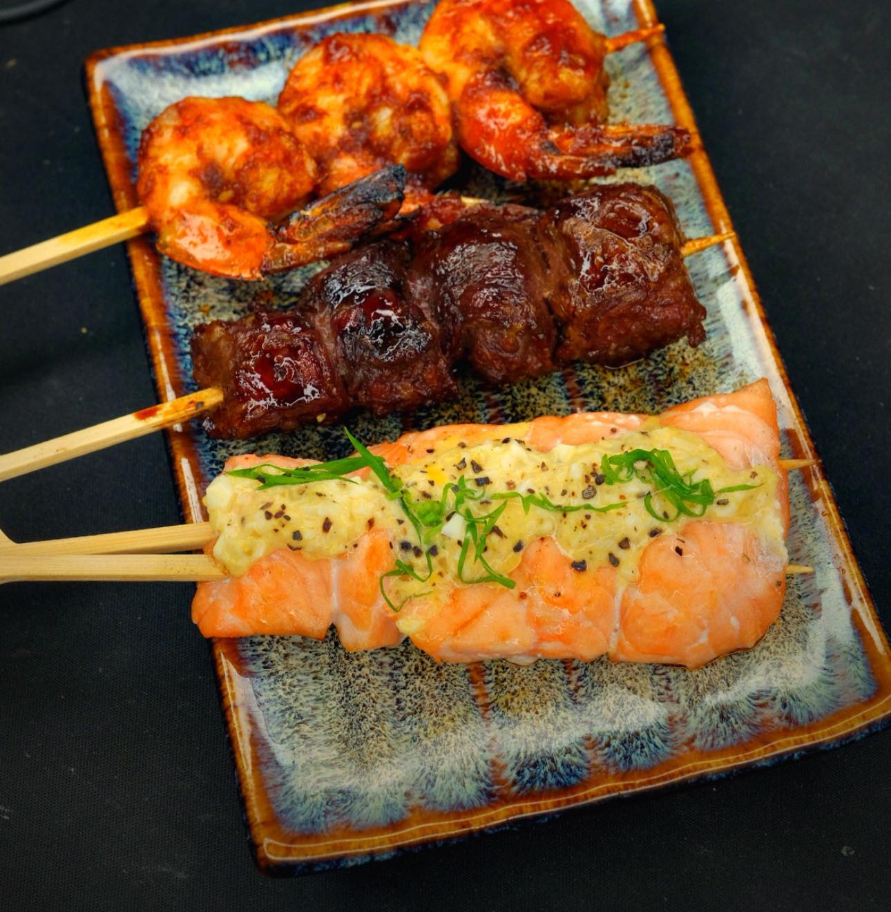 Không gian bàn ghế và khu phục vụ tại Reika Izakaya and Skewer