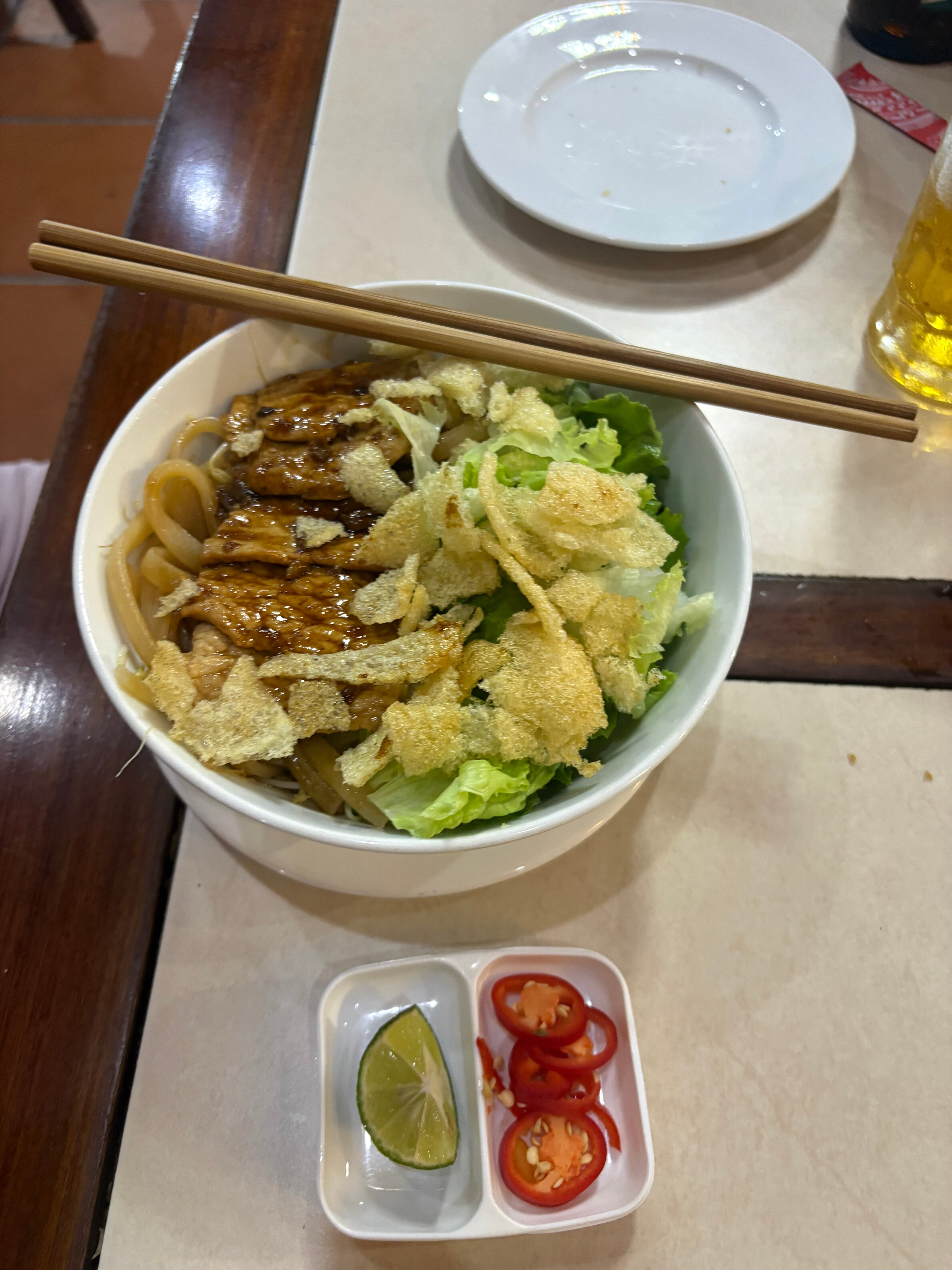 Tô cao lầu với thịt heo, rau sống và bánh đa giòn tại Restaurant 328, Hội An