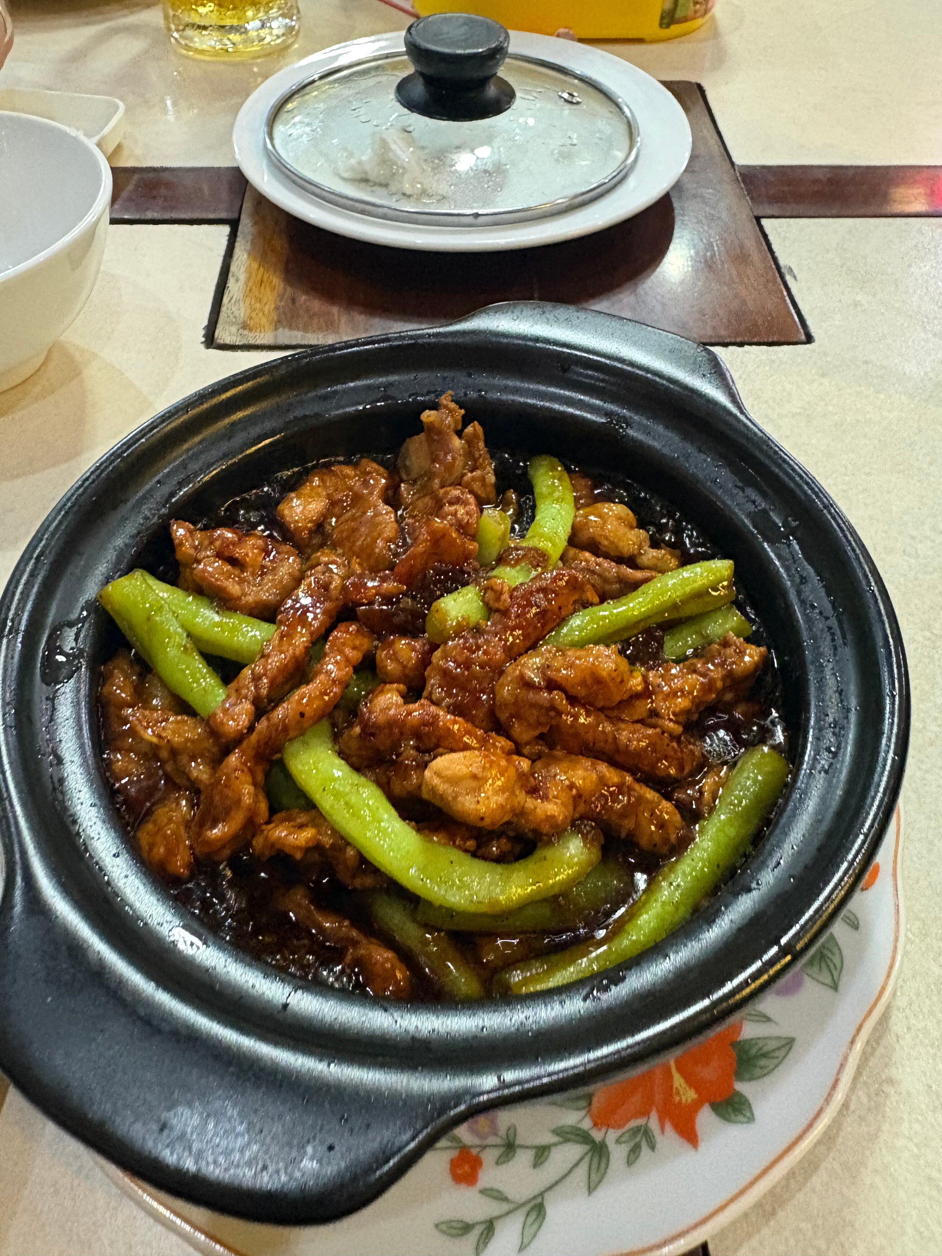 Nồi đất thịt heo kho đậu que tại Restaurant 328, Hội An