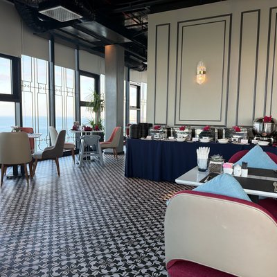 Khu quầy buffet trong phòng ăn Royale Lounge Đà Nẵng
