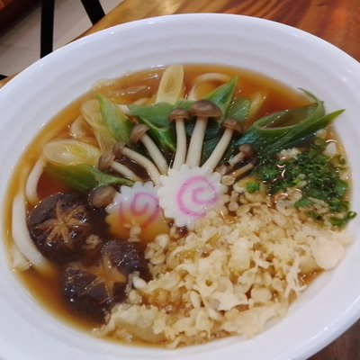 Udon nấm, chả cá và vụn bột chiên tại Sakura Restaurant Đà Nẵng