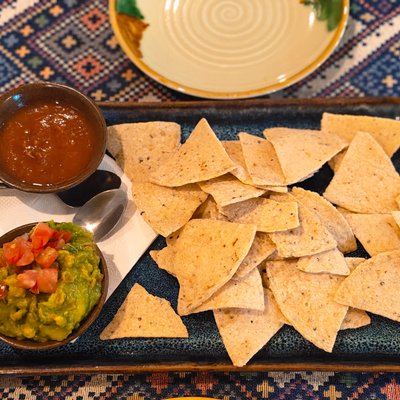 Đĩa chips ngô với salsa và guacamole tại Salt n' Lime