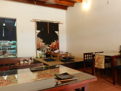 Phòng ăn quán Samurai Kitchen Hội An với tấm kimono treo tường