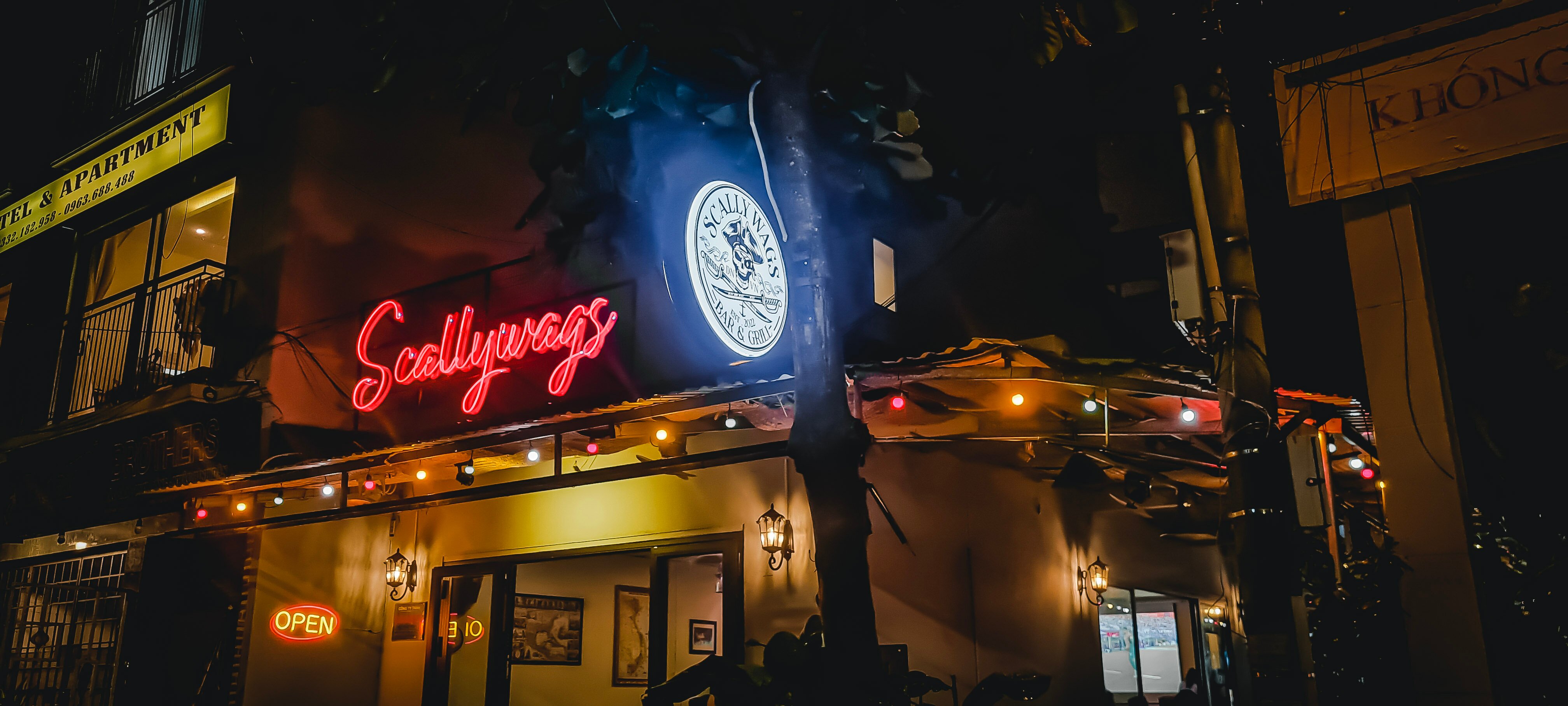 Scallywags Bar And Grill Vietnam - Cocktail, rooftop và nhị…