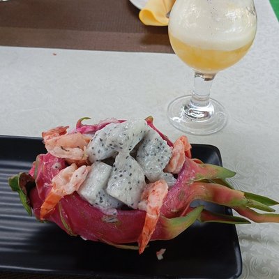 Gỏi tôm thanh long bày trong vỏ trái thanh long ở Seafood Restaurant NEM
