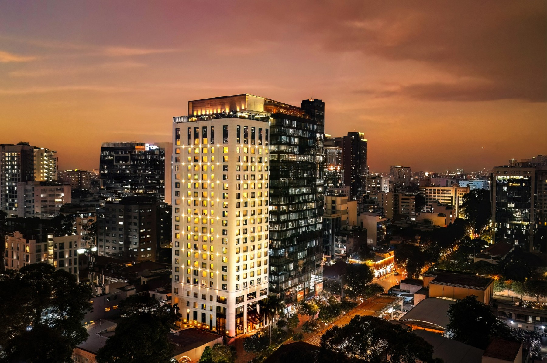 Trung tâm Sài Gòn lúc hoàng hôn nhìn từ trên cao, gần Social Club Rooftop Bar