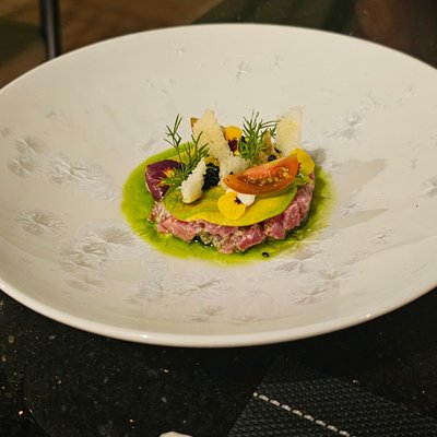 Đĩa tartare với sốt xanh, cà chua bi và rau thơm tại Spices Villa