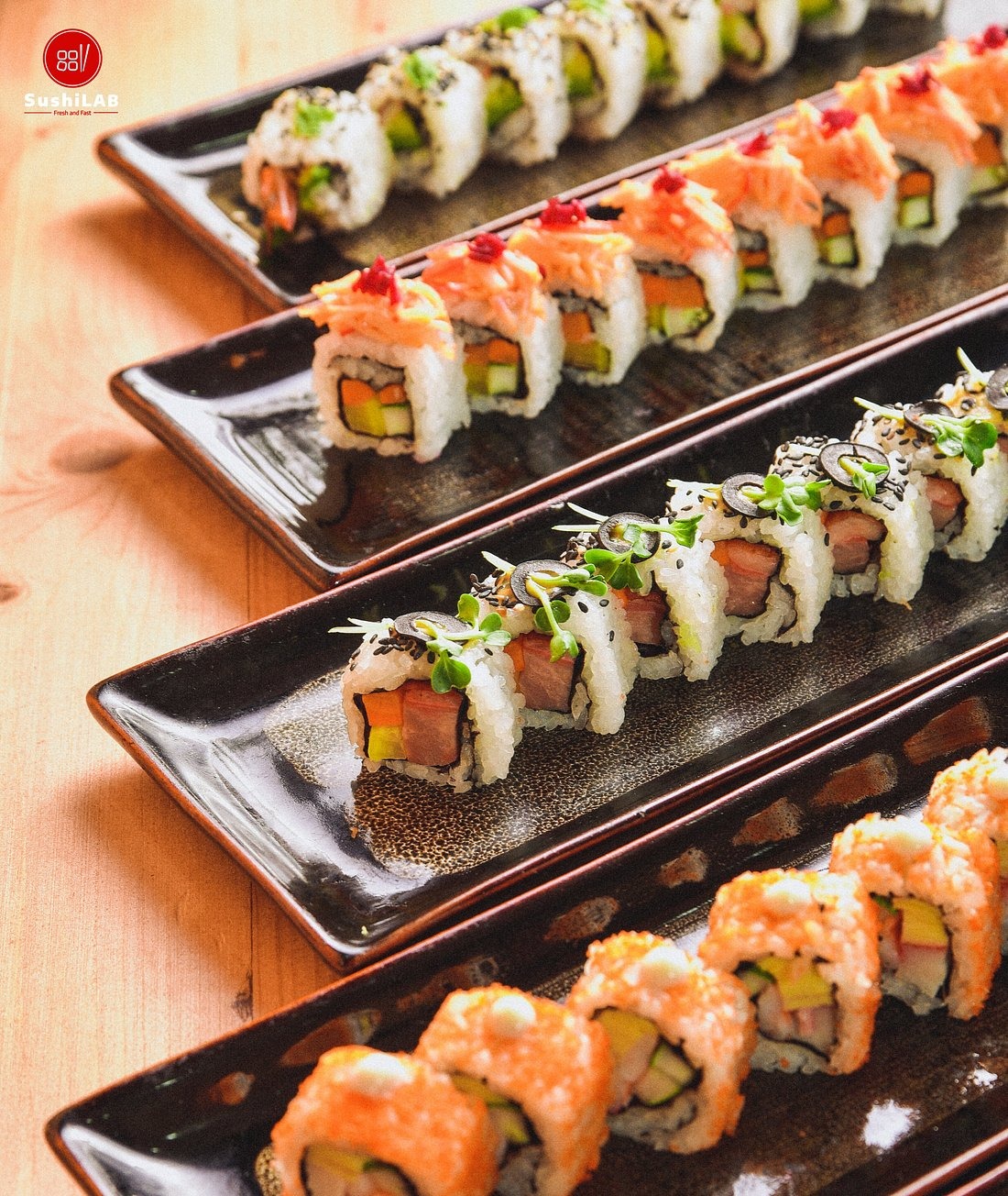 Hai khay sushi roll xếp thành hàng