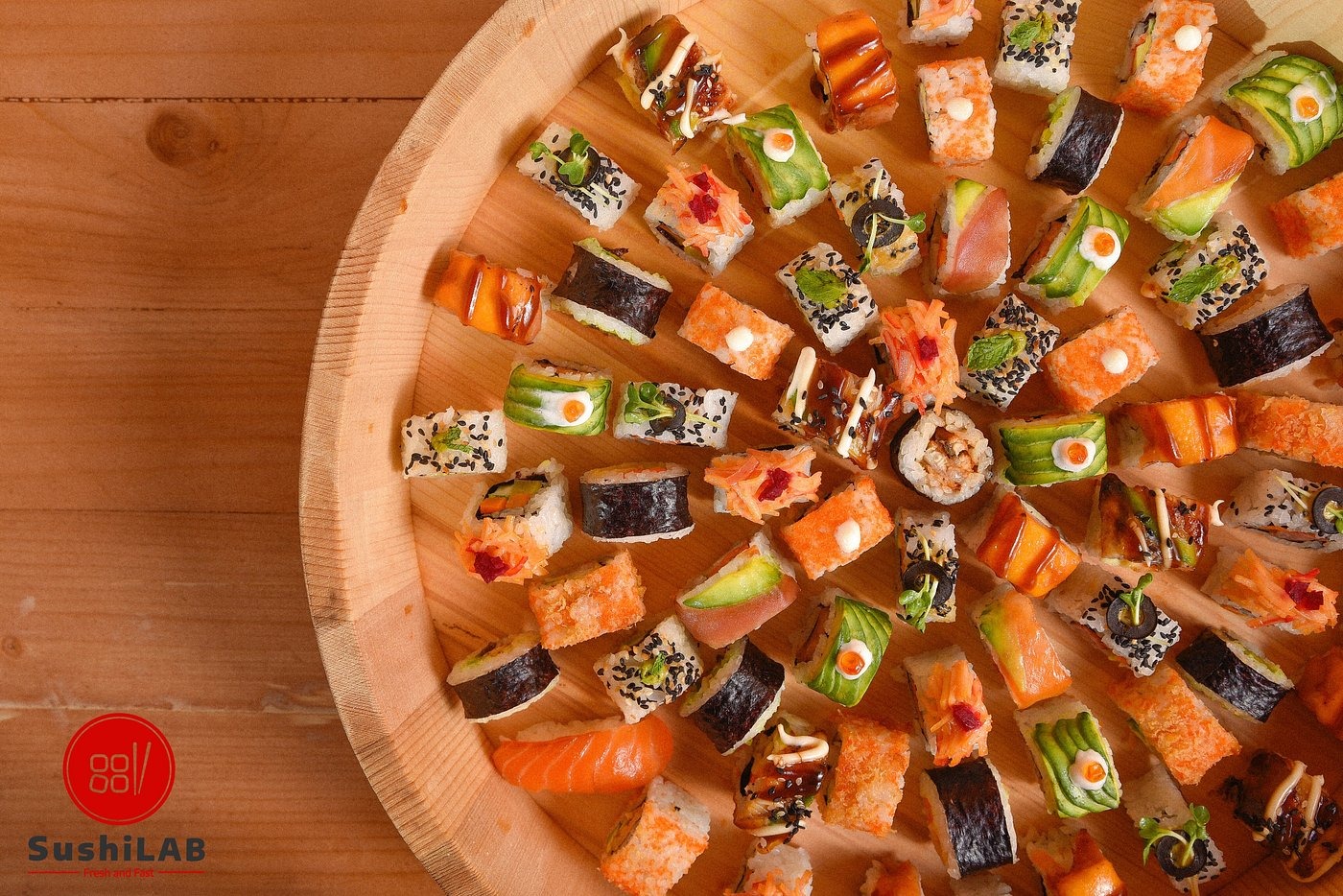 Set sushi và món cuộn trên nền tối