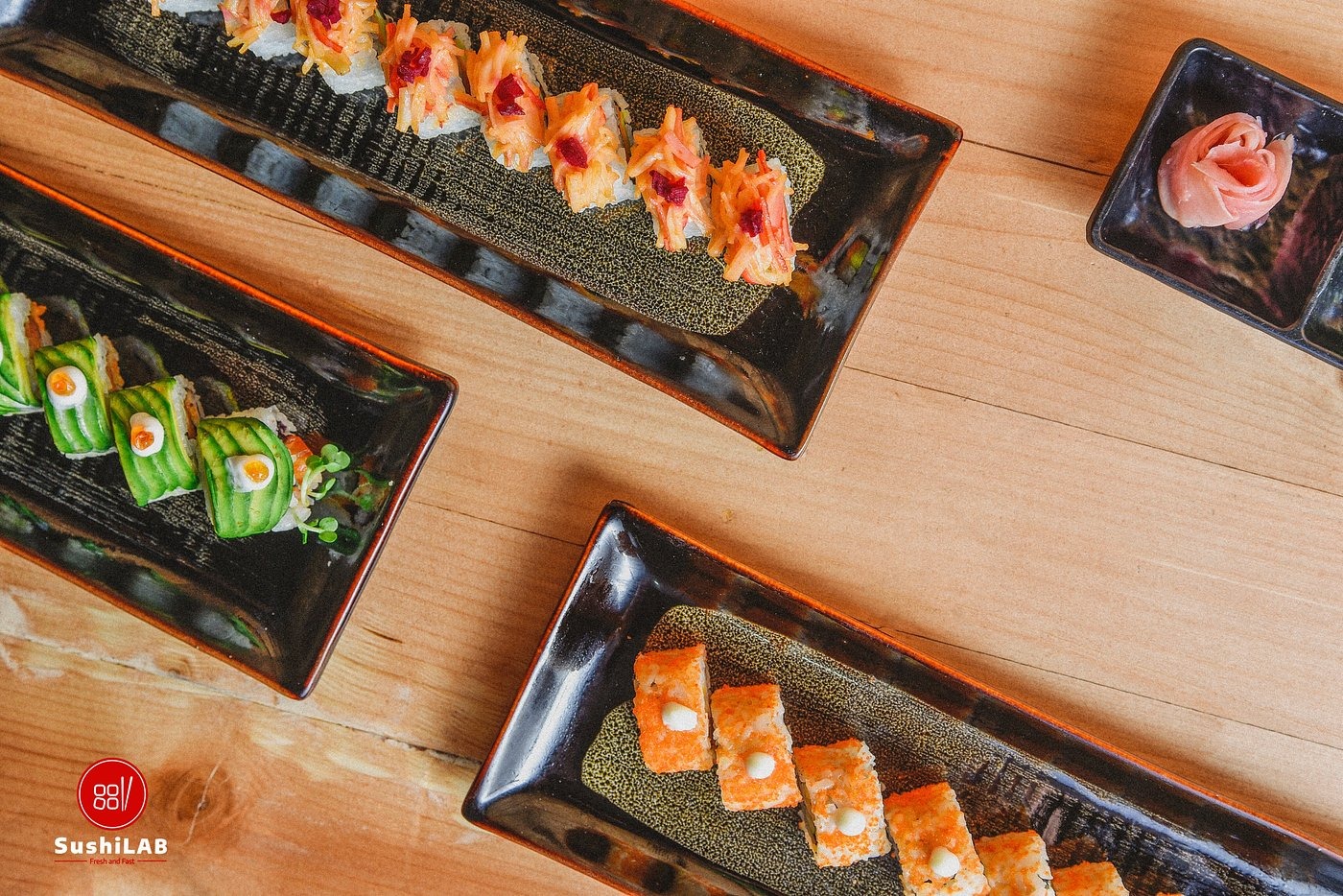 Khay sushi hộp đen có nhiều miếng nhỏ