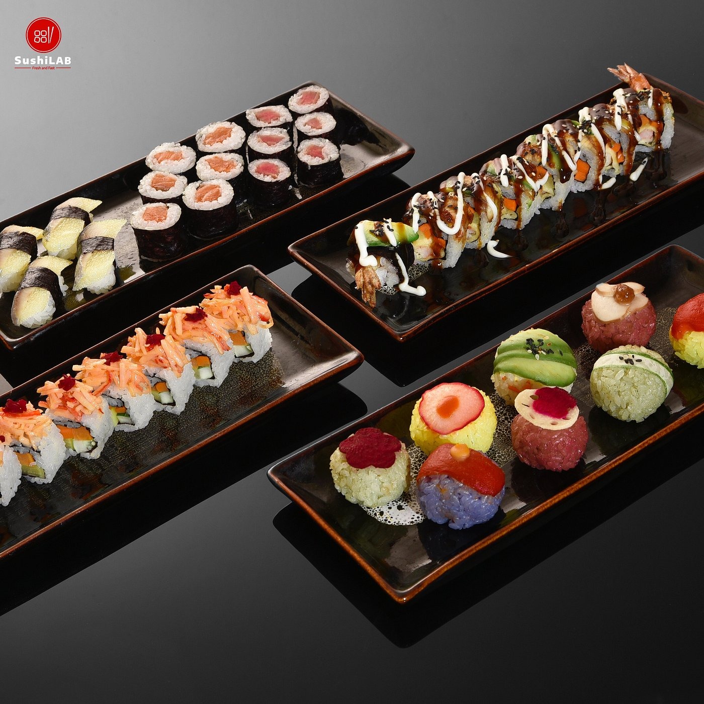 Bàn gỗ với sushi, đồ uống và món ăn kèm