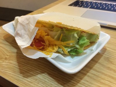 Taco vỏ ngô giòn nhân xà lách, cà chua và phô mai bào tại Tacos Fresh and More.