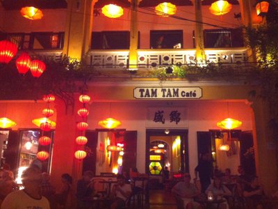 Mặt tiền Tam Tam Cafe trên phố Nguyễn Thái Học về đêm với đèn lồng đỏ