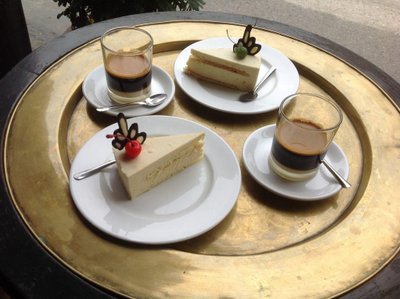 Cà phê đen và bánh ngọt trên khay đồng tại Tam Tam Cafe