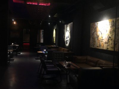 Góc ghế sofa và tranh treo tường trong Tê Bar Đà Nẵng