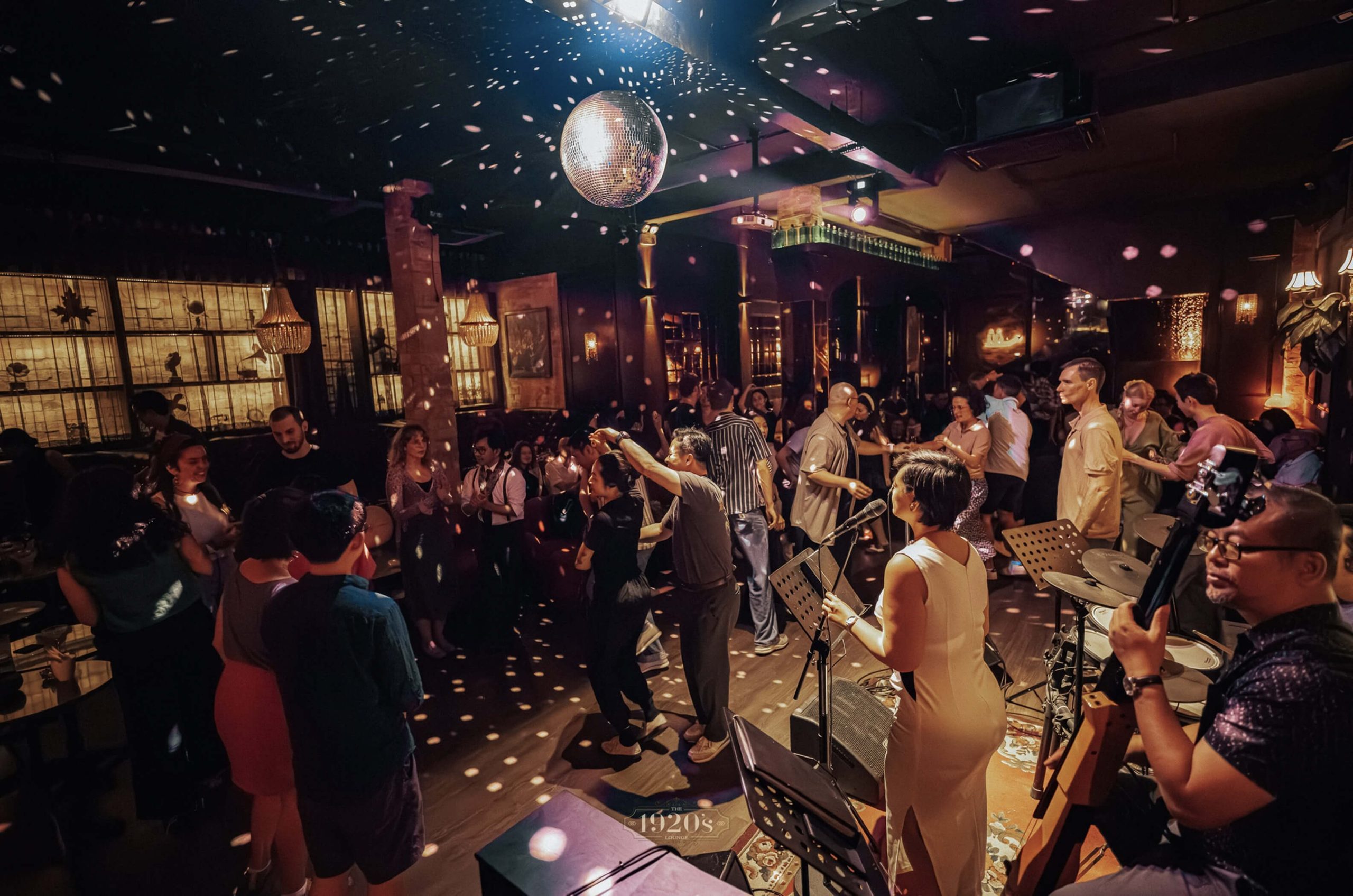 The 1920's Lounge - bar live music và cocktails ở Đà Nẵng