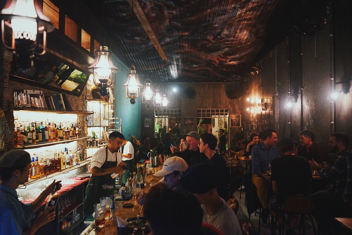 The Craftsman Cocktail Bar - quầy bar ánh vàng cho một đêm nói chuyện tử tế