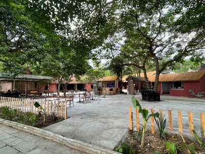 Khoảng sân rộng và dãy nhà mái ngói của The Local Bar ở Tam Cốc