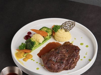 Bò bít tết với rau củ và khoai nghiền tại The Local Camp Restaurant