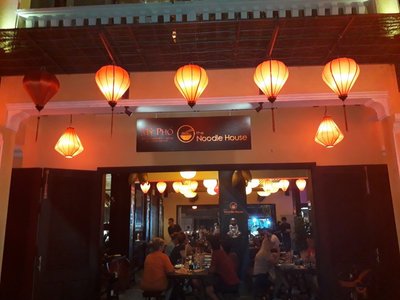 Lối vào The Noodle House Hội An buổi tối với đèn lồng lụa