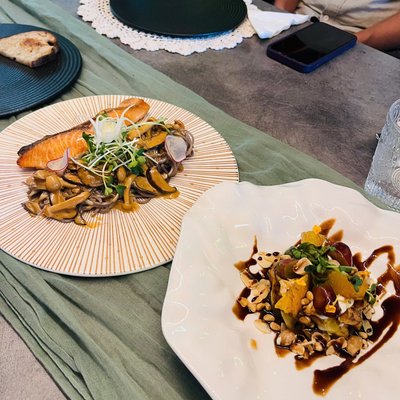 Cá hồi áp chảo và salad xoài trộn nấm ở The Vibes