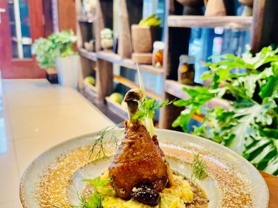 Đùi vịt hun khói trên khoai nghiền tại Tim's Sa Pa Kitchen