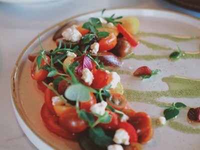Đĩa salad cà chua với phô mai và rau mầm tại Tok. Bar And Restaurant