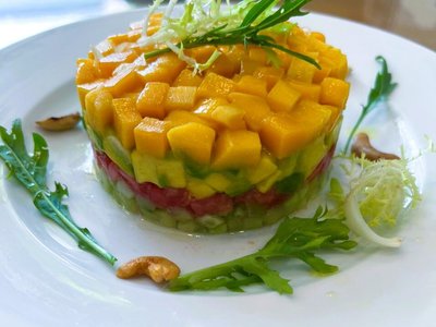 Món tartare xếp tầng phủ xoài, bơ và cá tại Train Street Kitchen, Hà Nội