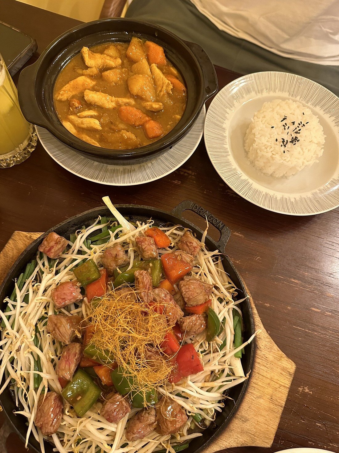 Đĩa salad hoặc bún trộn đặt cạnh chén sốt