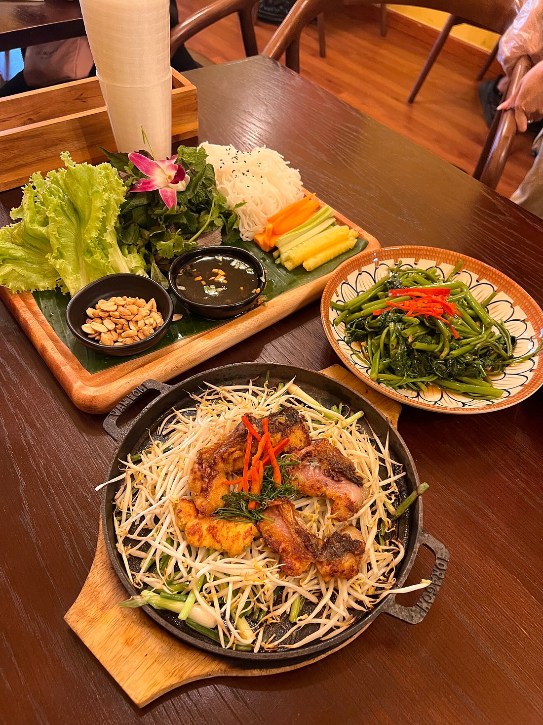 Bàn món Việt với bún, rau và nước chấm