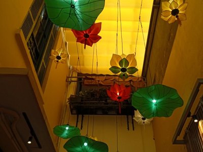 Khoảng thông tầng tại Vị Hà Nội Restaurant & Cafe treo đèn hình lá sen và hoa sen