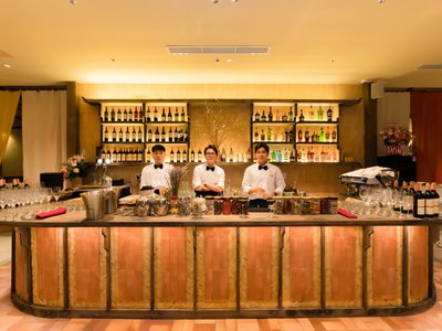 Quầy bar ốp gỗ với tủ rượu tại nhà hàng Vị Huế Restaurant & Café, Huế.