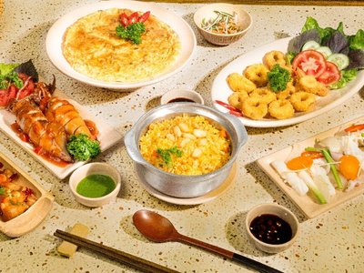 Mâm nhiều món gồm cơm chiên, tôm, trứng chiên tại Vị Việt Quán, Nha Trang
