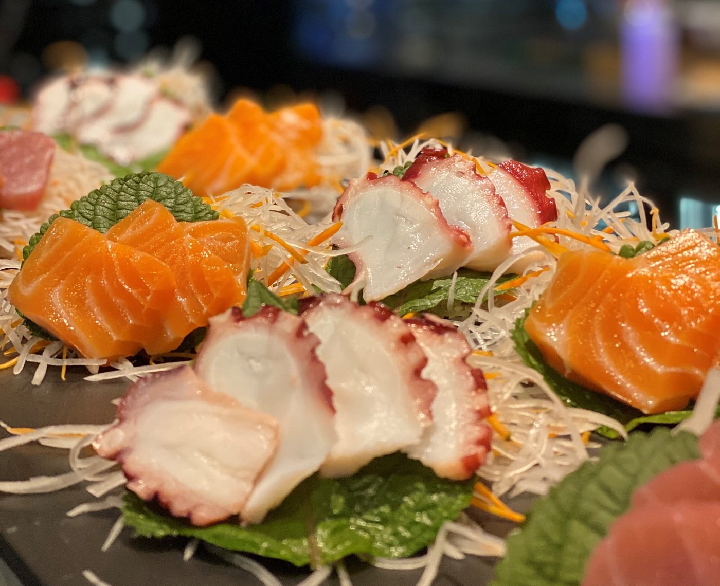 Đĩa sashimi hoặc món hải sản cắt lát