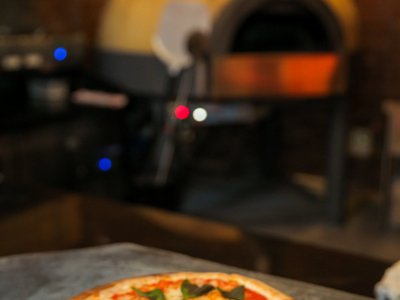 Chiếc pizza trước lò nướng củi ở Vinci Pizza & Grill