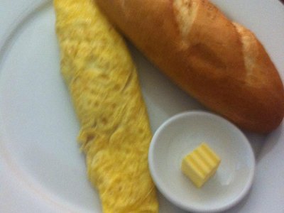 Đĩa trứng tráng, bánh mì baguette và miếng bơ tại Why Not? Bar & Restaurant Huế