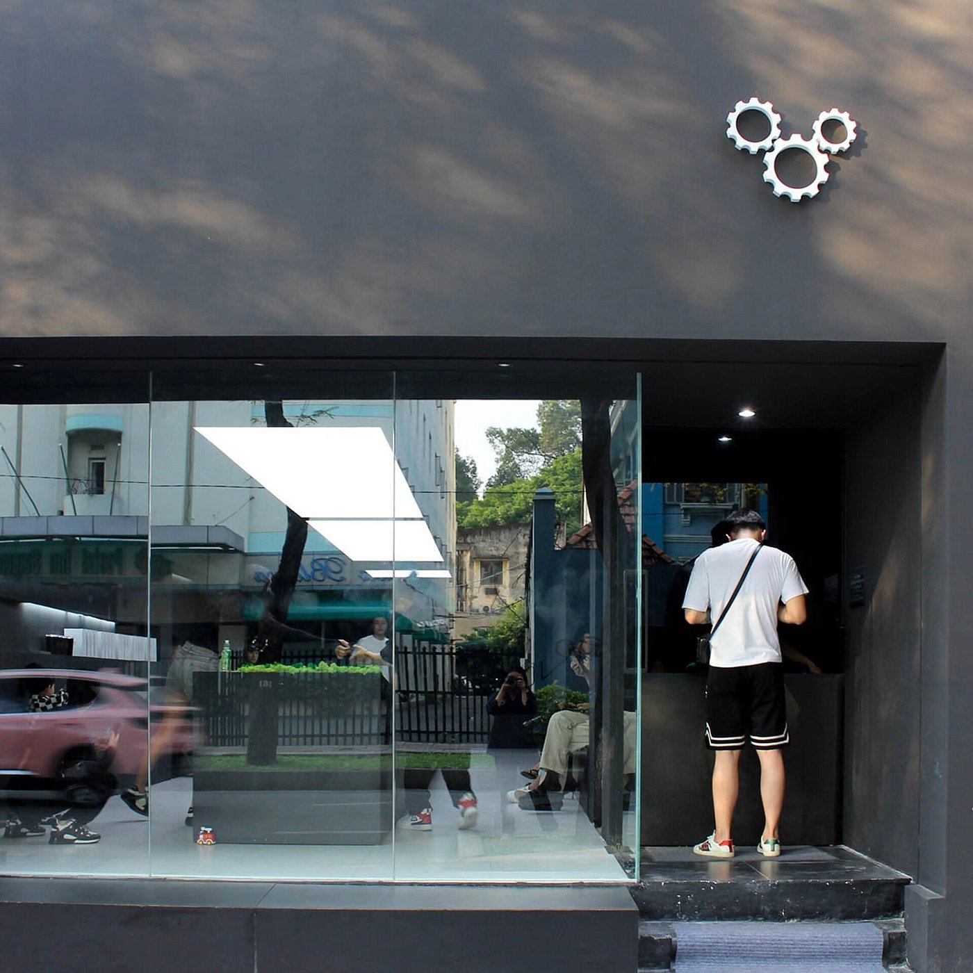 Mặt tiền tối giản của XLIII Coffee với logo trên tường