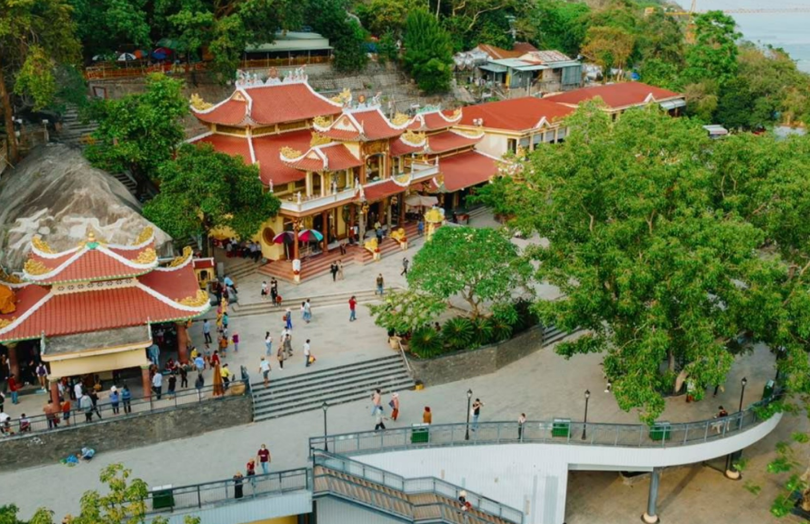 Quần thể chùa trên sườn núi Bà Đen với mái ngói đỏ, sân và cầu thang đông khách hành hương.