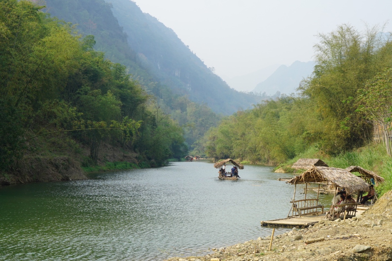 Bè tre trên suối Chàm ở bản Chiềng Lau, hai bên là núi rừng và bụi tre